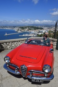 France, Alpes-Maritimes (06), Nice, Alfa Romeo Giulietta décapotable de collection sur la route de la Basse Corniche