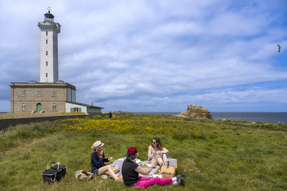 France, Finistère (29), Pays des Abers, Ile Vierge dans l'archipel de Lilia, picnic au pied du phare de l'Ile Vierge, l’ancien phare de 1845 en arrière plan
