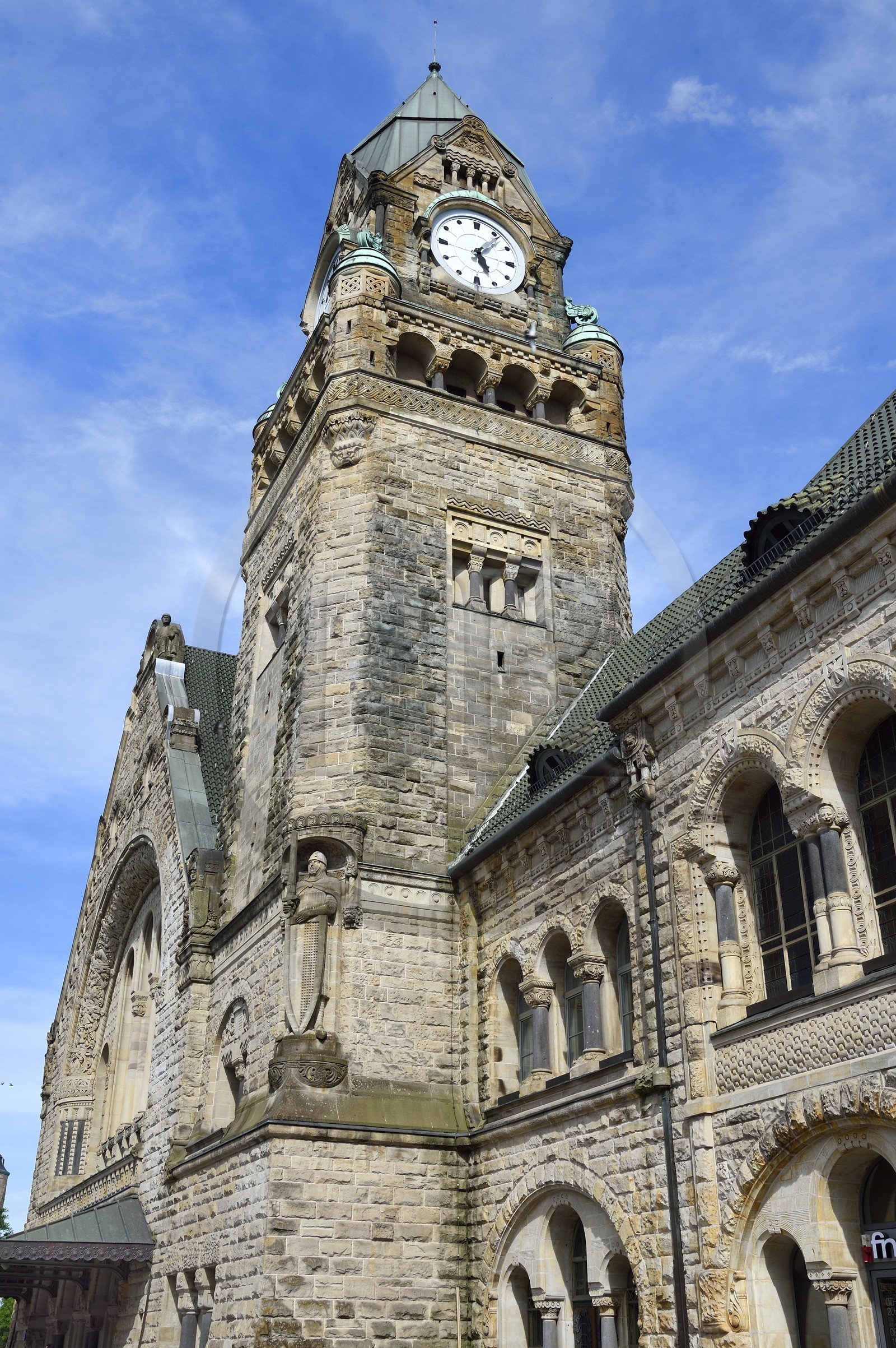 France, Moselle (57), Metz, la gare de Metz, édifiée de 1905 à 1908 par l'architecte berlinois Jurgen Kruger est inscrite monument historique, statue représentant Roland de Roncevaux