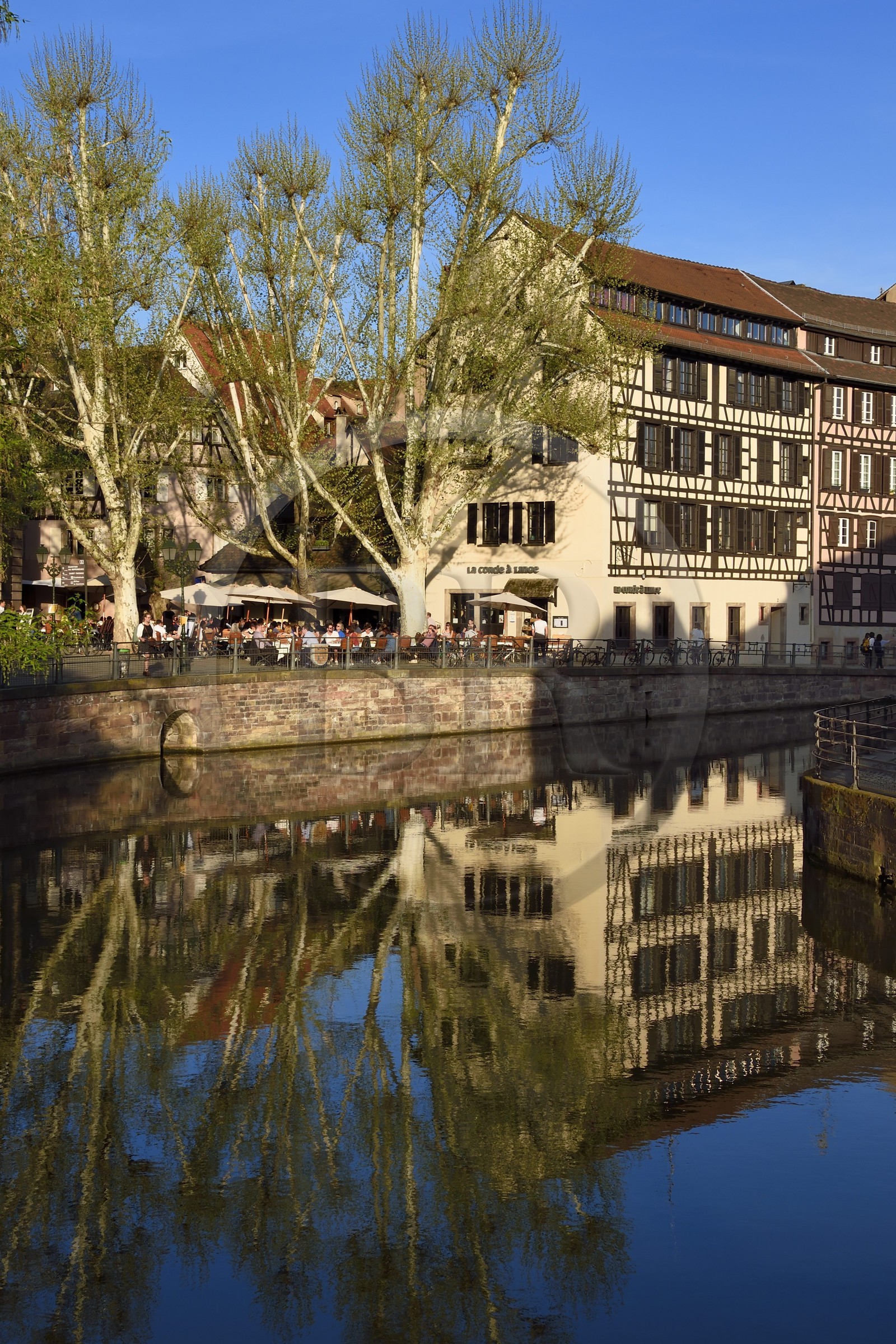 France, Bas-Rhin (67), Strasbourg, vieille ville classée au Patrimoine Mondial de l'UNESCO, quartier de la Petite France, la place Benjamin Zix sur un bras de l'Ill