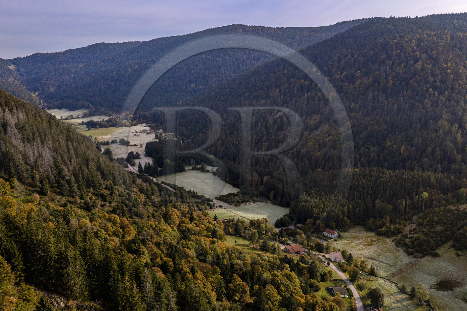 France, Vosges (88), Le Valtin, village de la haute-vallée de la Meurthe avec le givre des gelées matinales (vue aérienne)