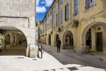 France, Bouches-du-Rhône (13), Tarascon, les arcades médiévales de la rue des Halles