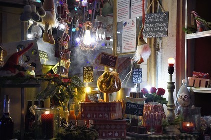 France, Bas-Rhin (67), Strasbourg, vieille ville classée au Patrimoine Mondial de l’UNESCO, vente de produits de Noël et alsaciens