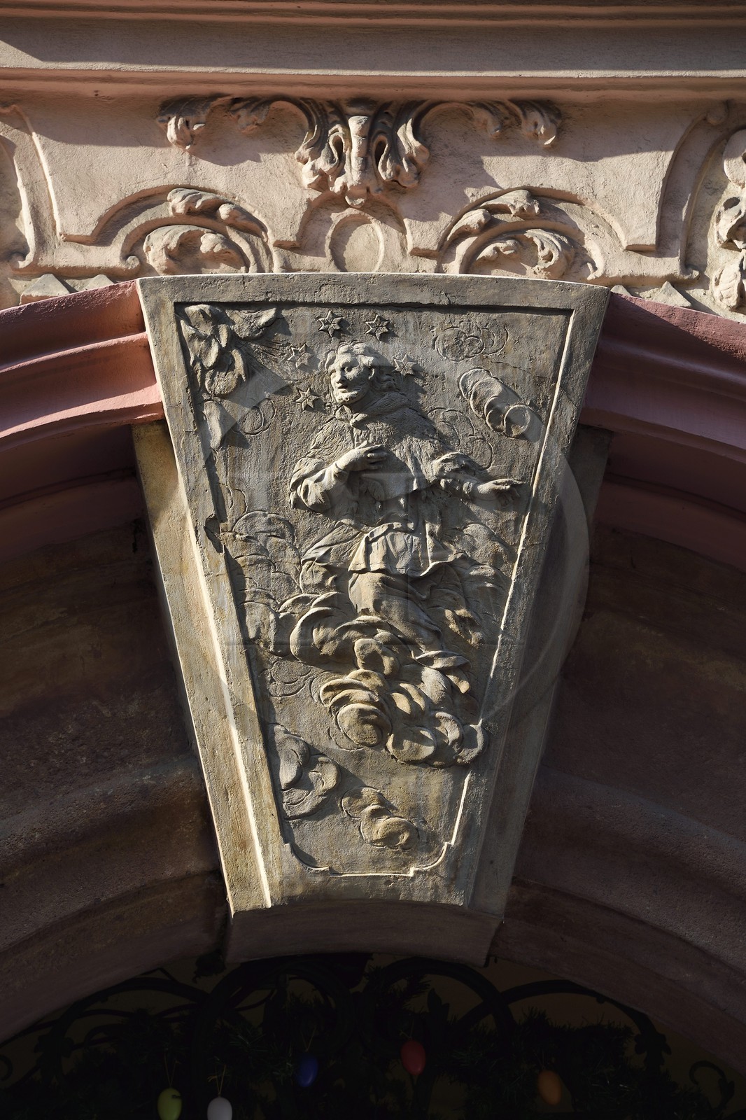 République Tchèque, Prague, centre historique classé Patrimoine Mondial de l'UNESCO, quartier Mala Strana, fronton Pour Saint-Jean de Nepomuk rue Nerudova 213 18