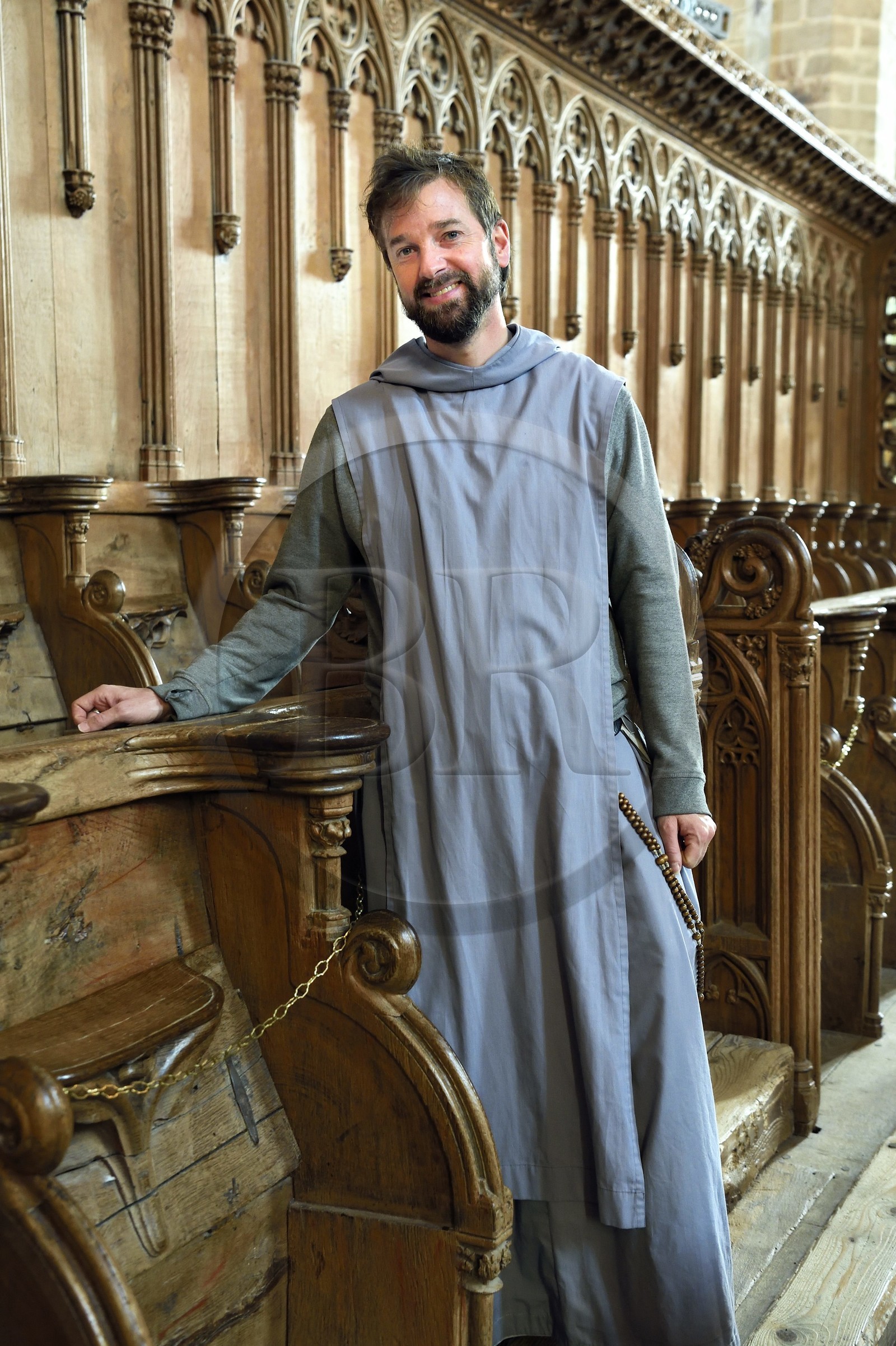 France, Haute-Loire (43), Parc naturel régional Livradois-Forez, abbaye de La Chaise-Dieu, le frère Jean Matthias Helluy de la confrérie de Saint-Jean qui est aussi tailleur de pierre dans l’église abbatiale Saint-Robert