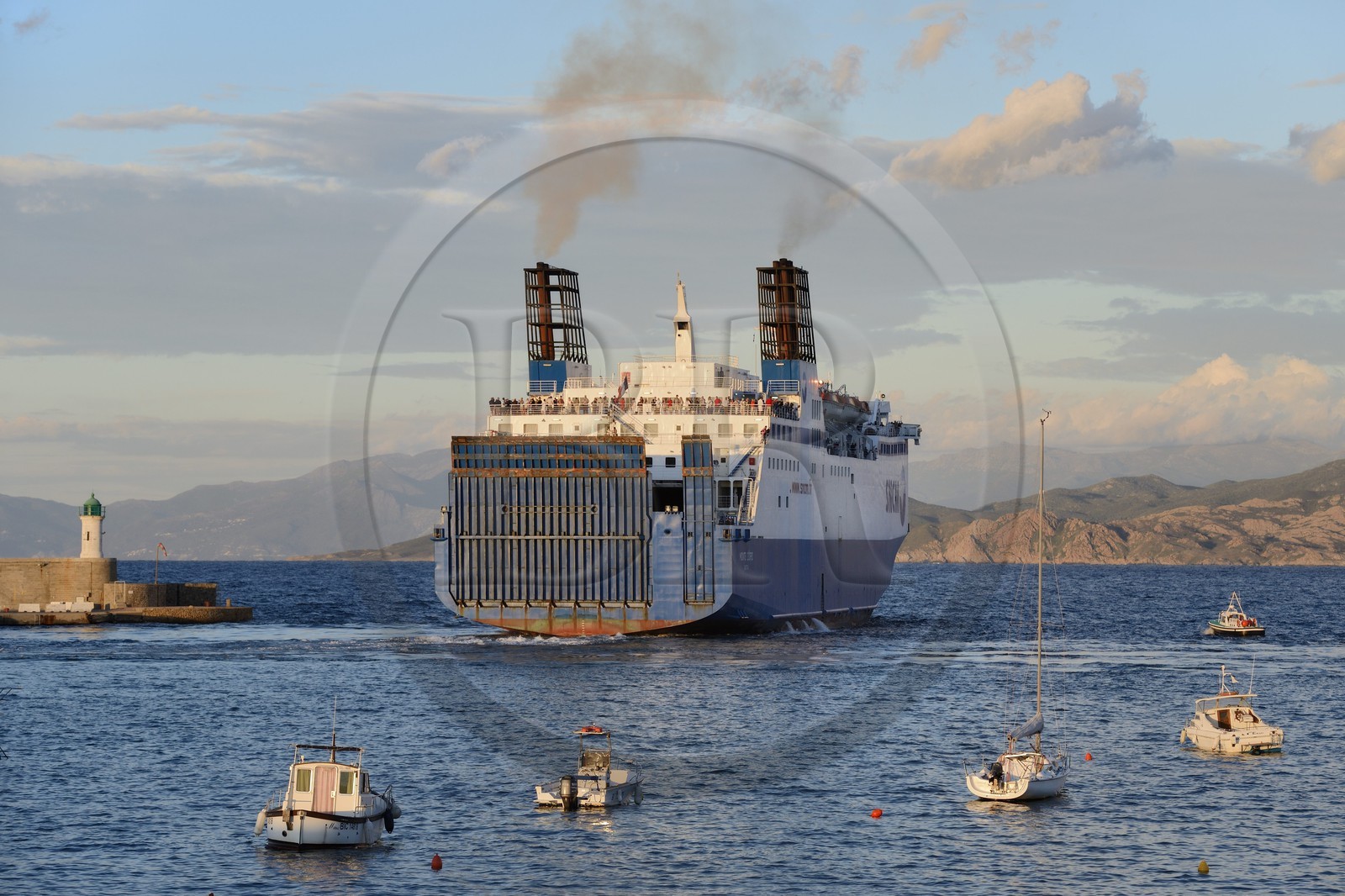 France, Haute-Corse (2B), Balagne, L'Ile Rousse, départ du ferry de la SNCM du port