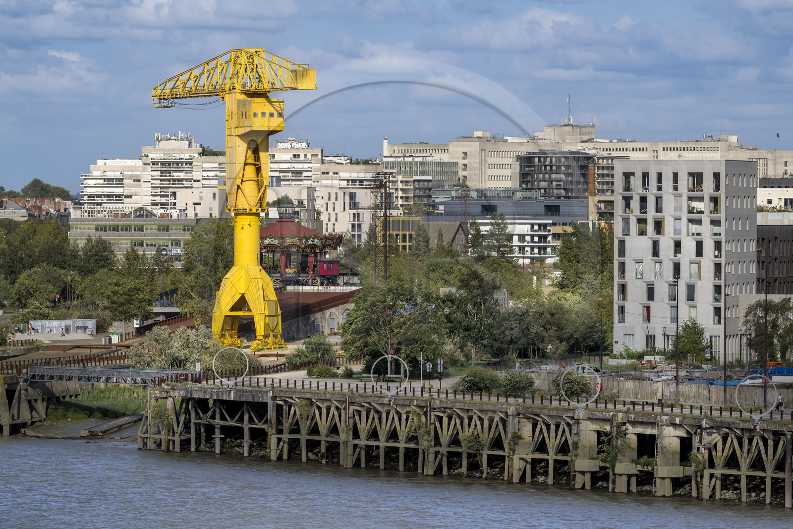 France, Loire-Atlantique (44), Nantes, la Loire, la grue Titan jaune sur le Parc des chantiers de l'Ile de Nantes vue depuis les hauteurs de Chantenay