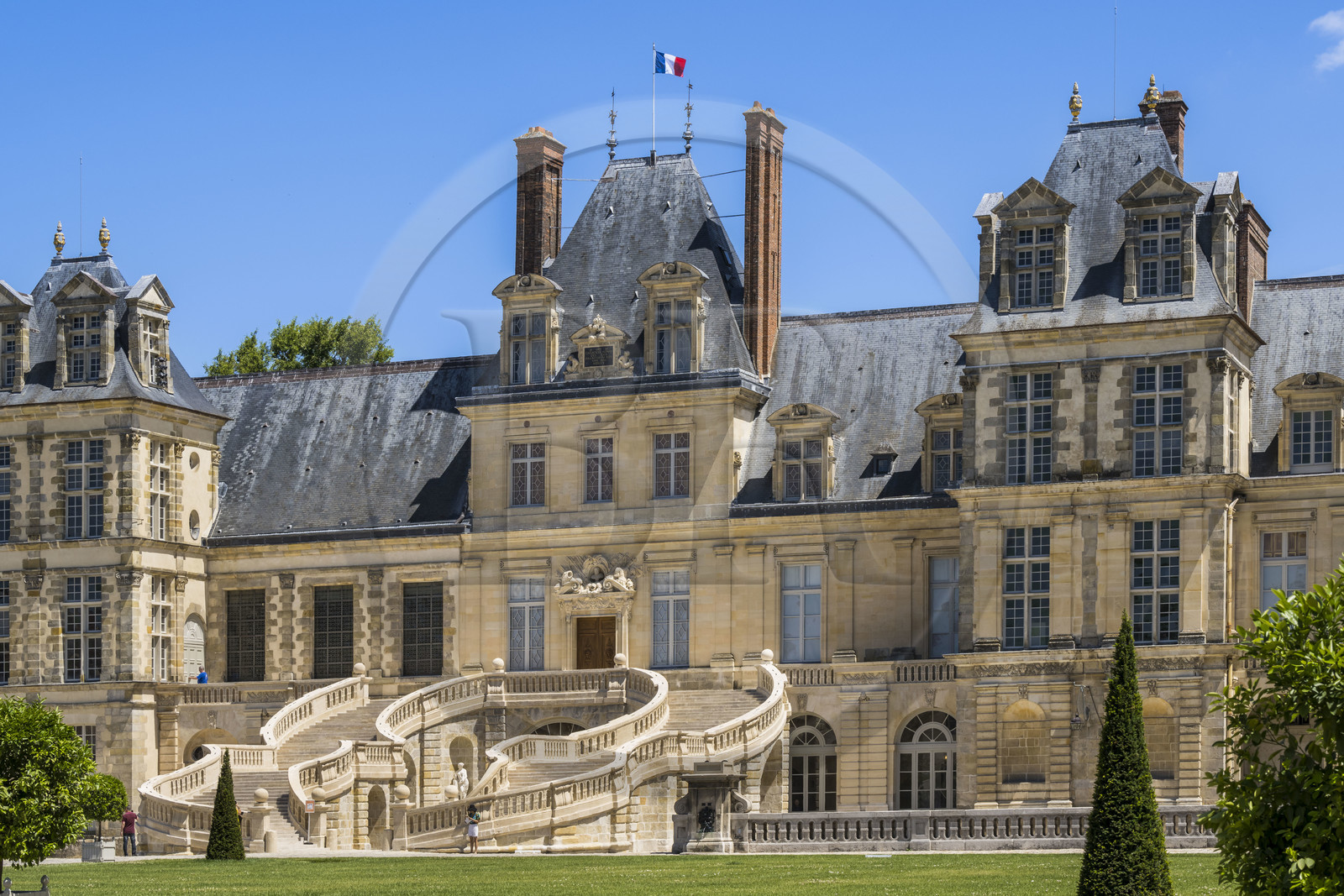 France, Seine-et-Marne (77), Fontainebleau, chateau de Fontainebleau, classé Patrimoine Mondial par l'UNESCO, Cour du Cheval blanc, escalier du Fer-à-cheval réalisé en 1550 par Philibert Delorme puis refait entre 1632 et 1634 par Jean Androuet du Cerceau, il est composé de deux monumentales volées chantournées parallèles de 46 marches