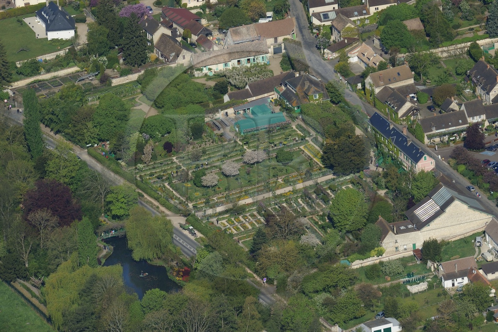 France, Eure (27), Giverny, jardin et maison de Monet (vue aérienne)