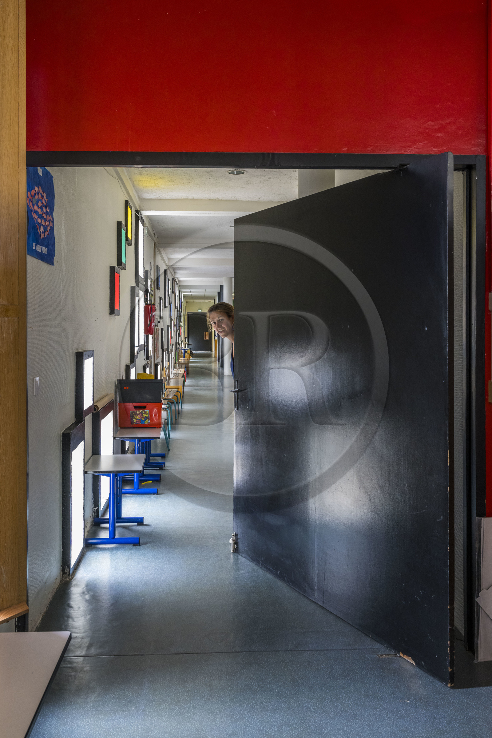 France, Loire-Atlantique (44), banlieue de Nantes, Rezé, la Maison Radieuse par l'architecte Le Corbusier, l'école maternelle installée sur le toit-terrasse et sa directrice Carla Godard
