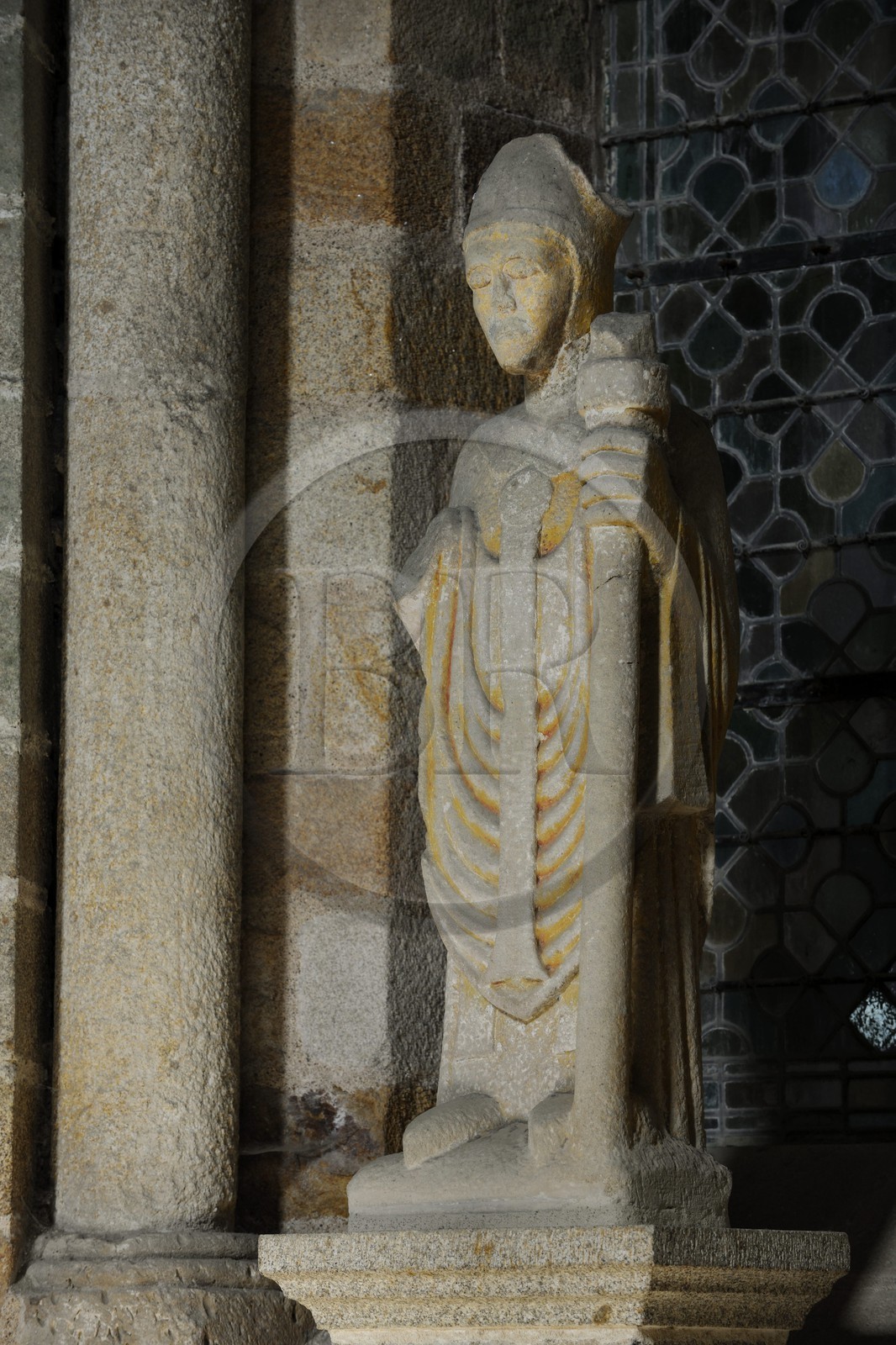 France, Manche (50), l'abbaye du Mont-Saint-Michel, classé Patrimoine Mondial de l'UNESCO, l'église abbatiale, statue en granit du fondateur de l'abbaye l'évèque d'Avranche Saint-Aubert