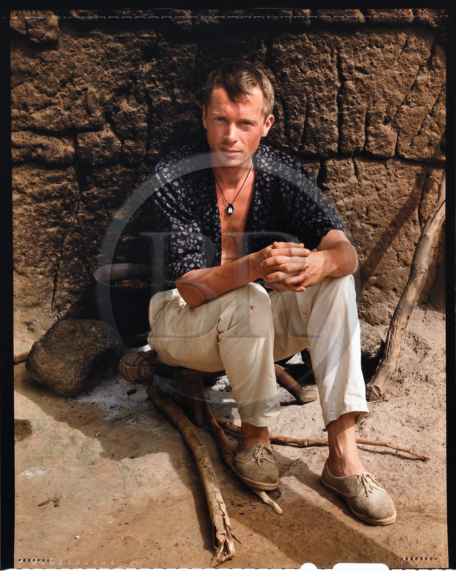 Burkina Faso, province de Poni, pays des Lobi, Loropéni, l'artiste peintre Hans Bouman en 1992