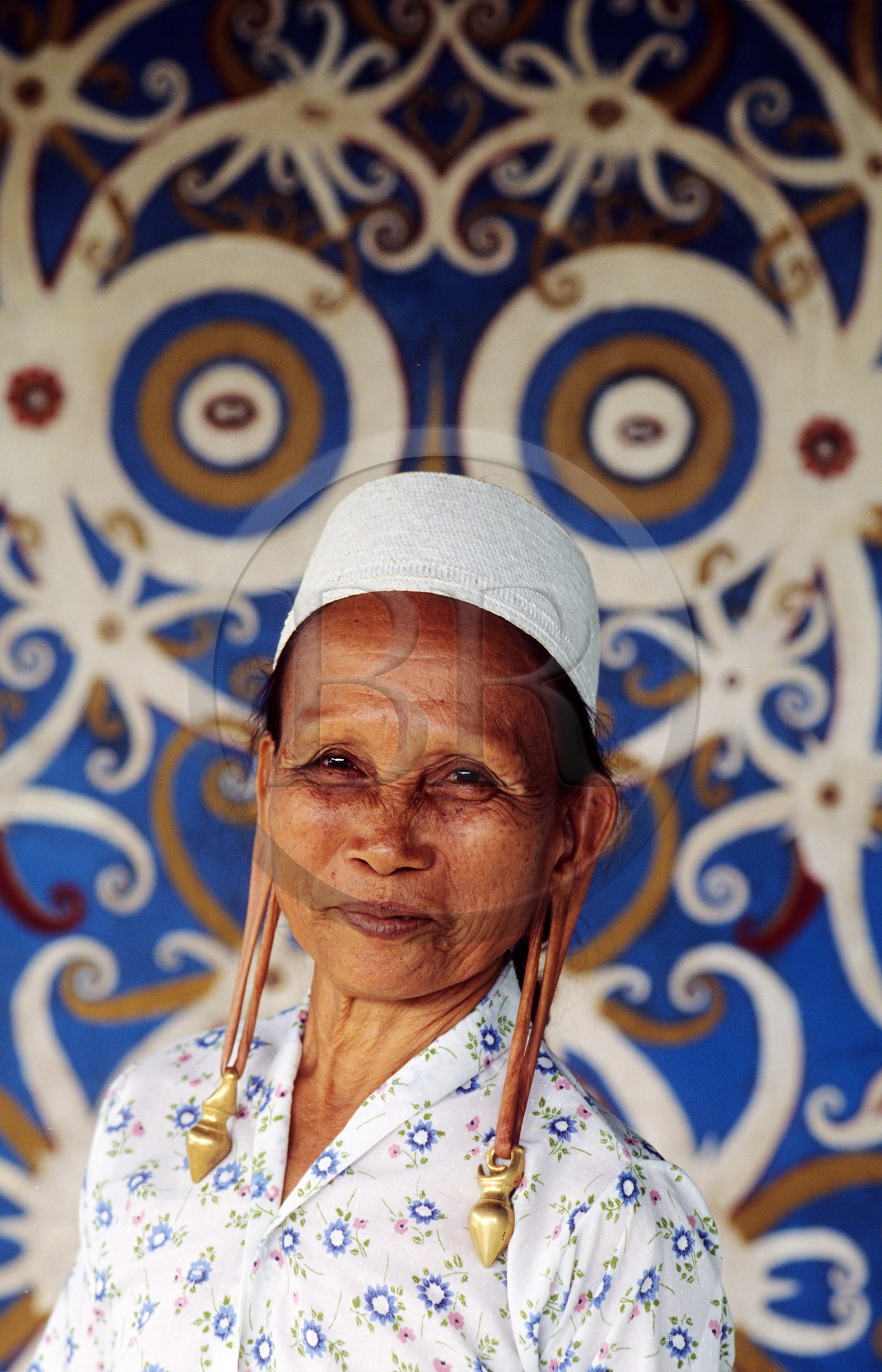 Indonésie, île de Bornéo, Kalimantan, village Kenyah sur le fleuve Belayan, portrait d'une femme aux longues oreilles