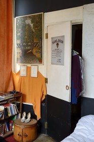 Paris (75), Cité Véron au 94 Bd de Clichy, appartement de Boris Vian, porte de la salle de bain