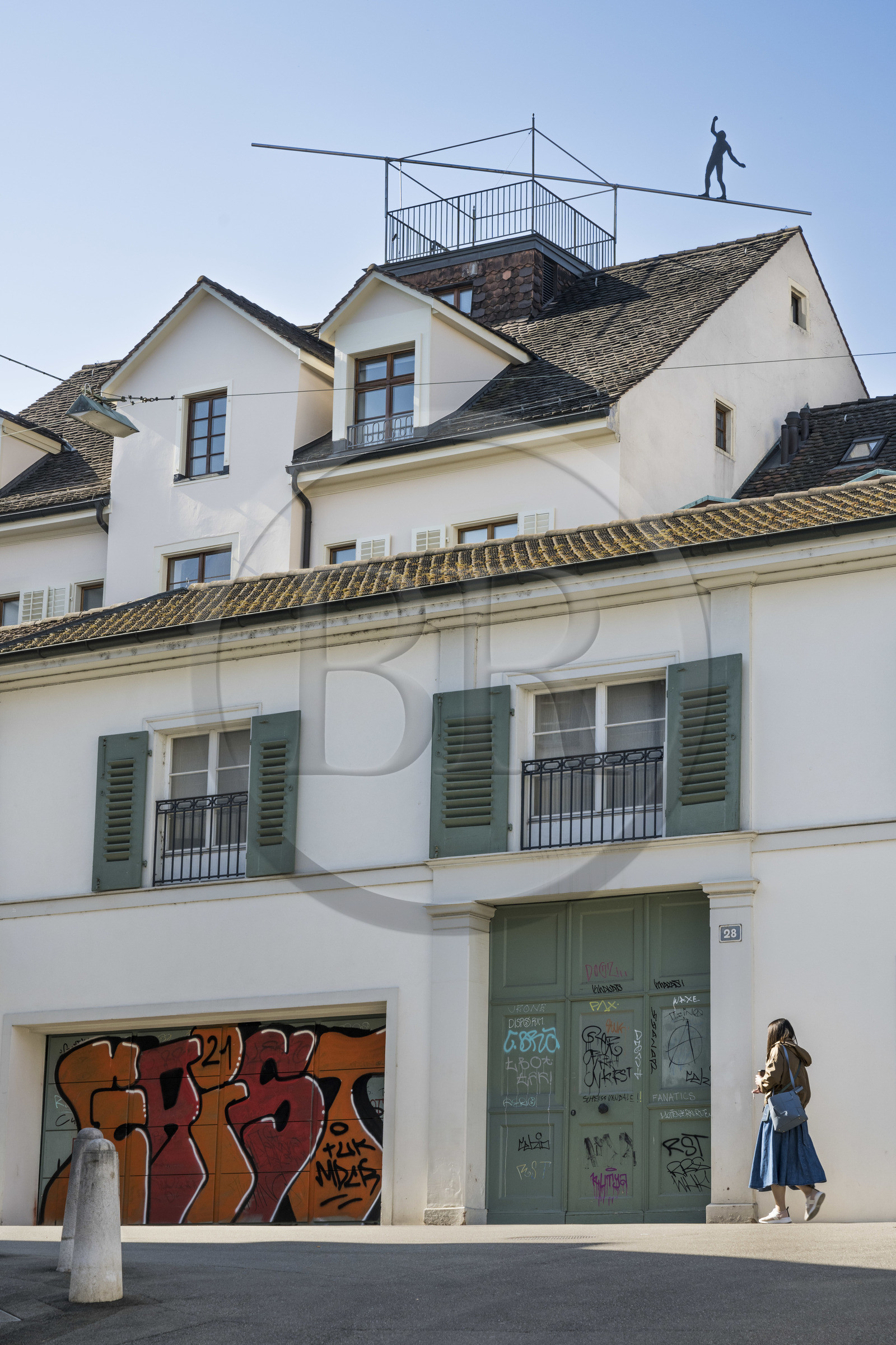 Suisse, Bâle, Vieille ville du Grand Bâle (rive gauche), une silhouette de funambule en métal dansant sur un toit, street-art dans la rue Heuberg