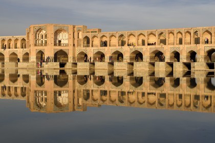 Iran, province d'Ispahan, Ispahan, Pont Khaju sur la rivière Zayandeh