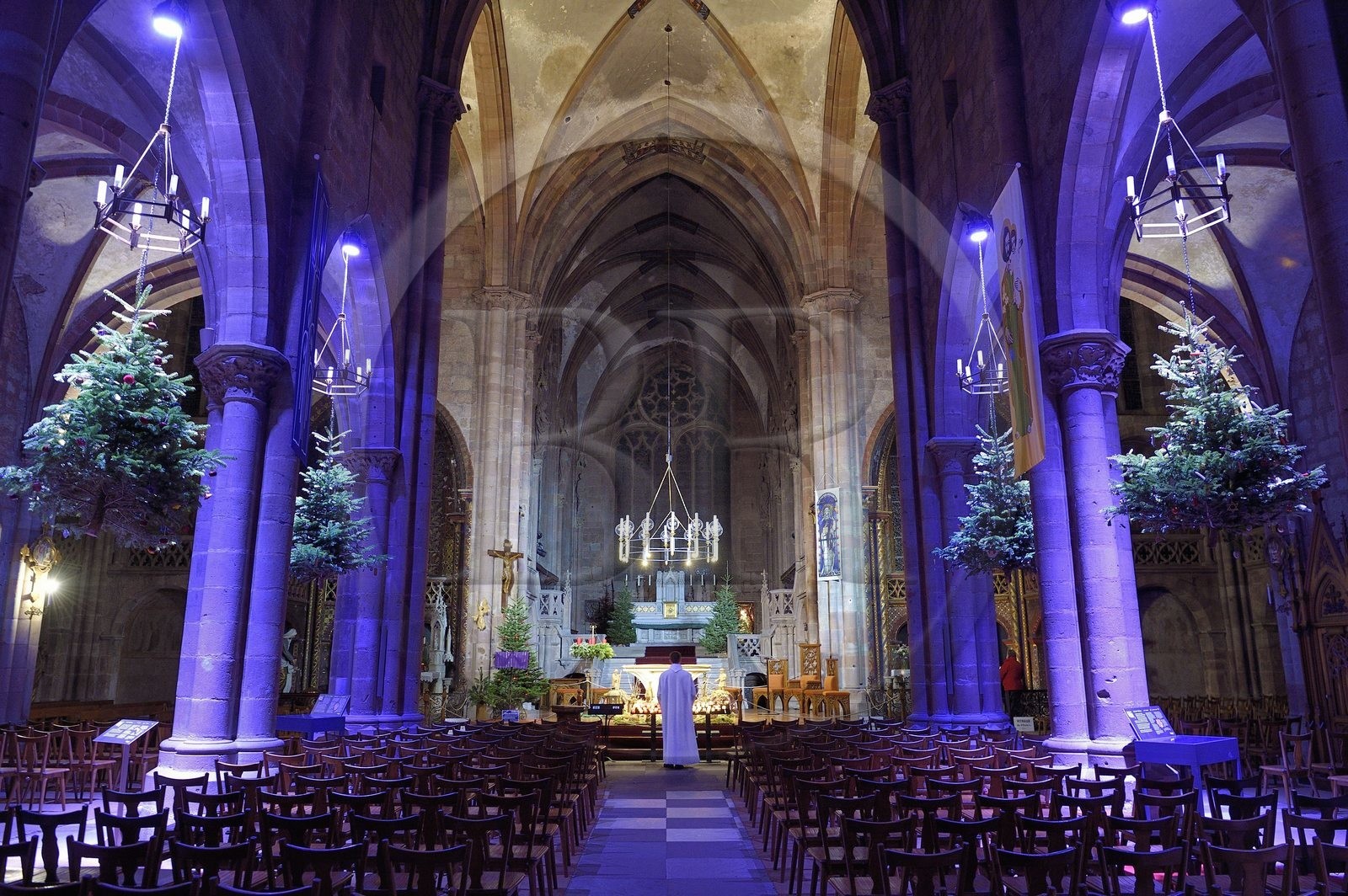 France, Bas-Rhin (67), Selestat, les sapins suspendus sous les arcs de la nef de l'église Saint-Georges sont décorés traditionnellement de pommes, bredele, boules en tenant compte d'une évolution dans le temps
