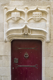 France, Gard (30), Saint-Gilles du Gard, blason au dessus de la porte d'une maison médiévale rue Mirabeau datant de la fin du XIVème siècle début XVème siècle
