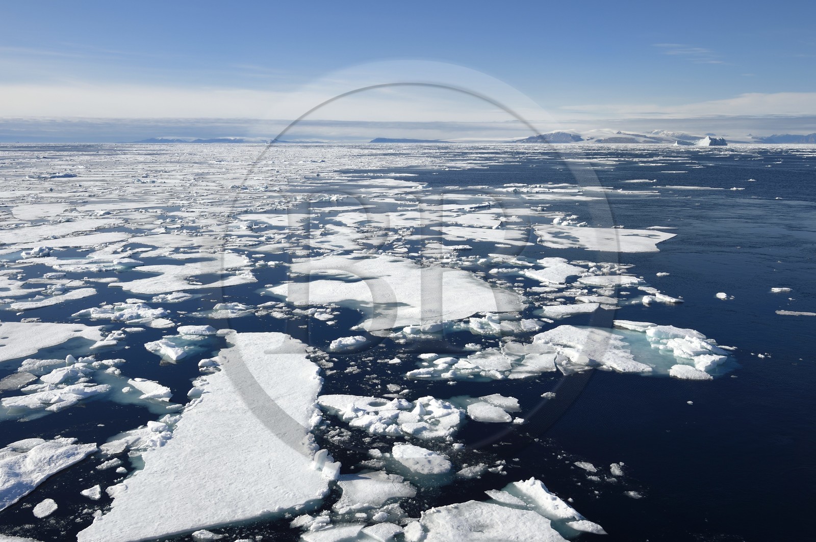 Groenland, cote Nord-Ouest, Smith sound au nord de la baie de Baffin, morceaux de glace de la banquise arctique et la côte canadienne de l'ile d'Ellesmere en arrière plan