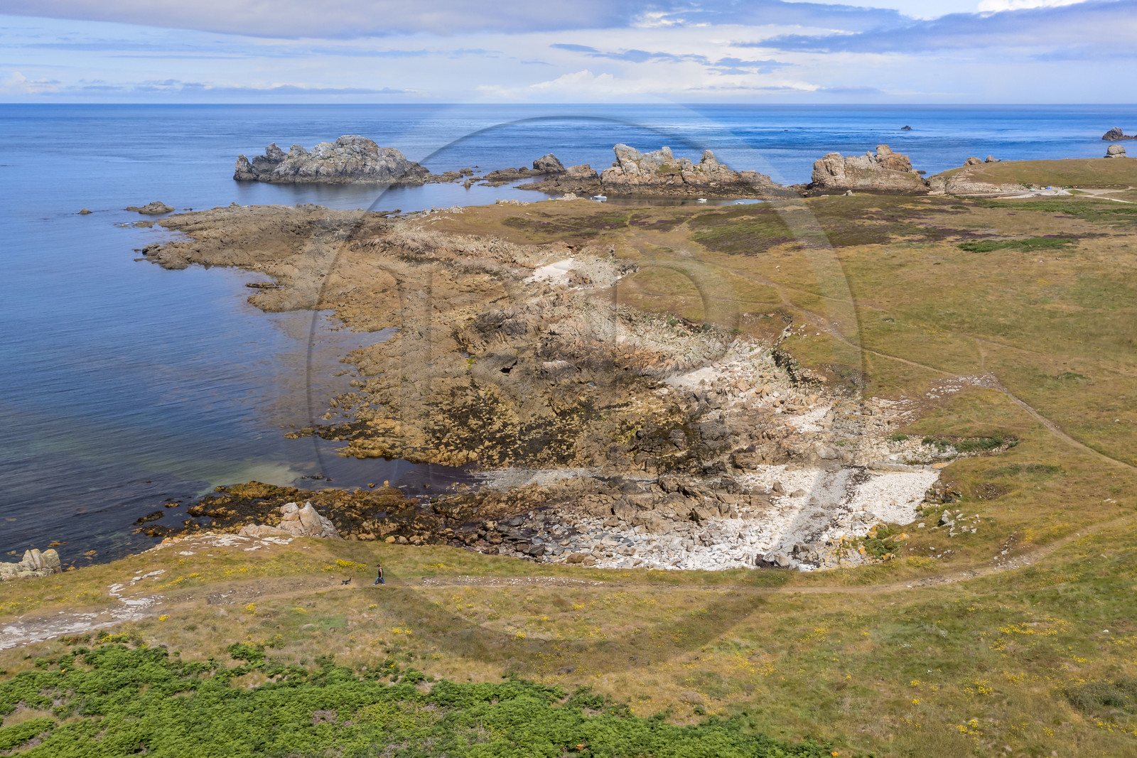 France, Finistère (29), Mer d'Iroise, Ile d'Ouessant, randonneur sur le chemin cotier, la plage et mouillage de Yuzin en arrière plan (vue aérienne)