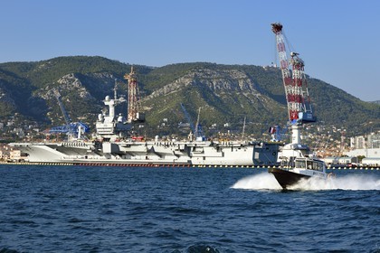 France, Var (83), Toulon, la base navale (Arsenal), le porte-avions à propulsion nucléaire Charles de Gaulle en rénovation de mi-vie, bateau de pilote