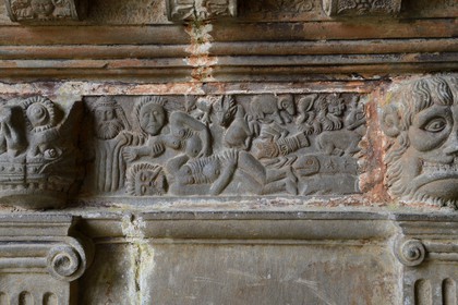France, Finistère (29), Guimiliau, bas-reliefs sous le porche méridional de l'église dans l'enclos paroissial