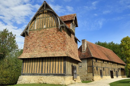 France, Calvados (14), Pays d'Auge, chateau de Crèvecœur-en-Auge et Fondation Musée Schlumberger, le colombier et la ferme