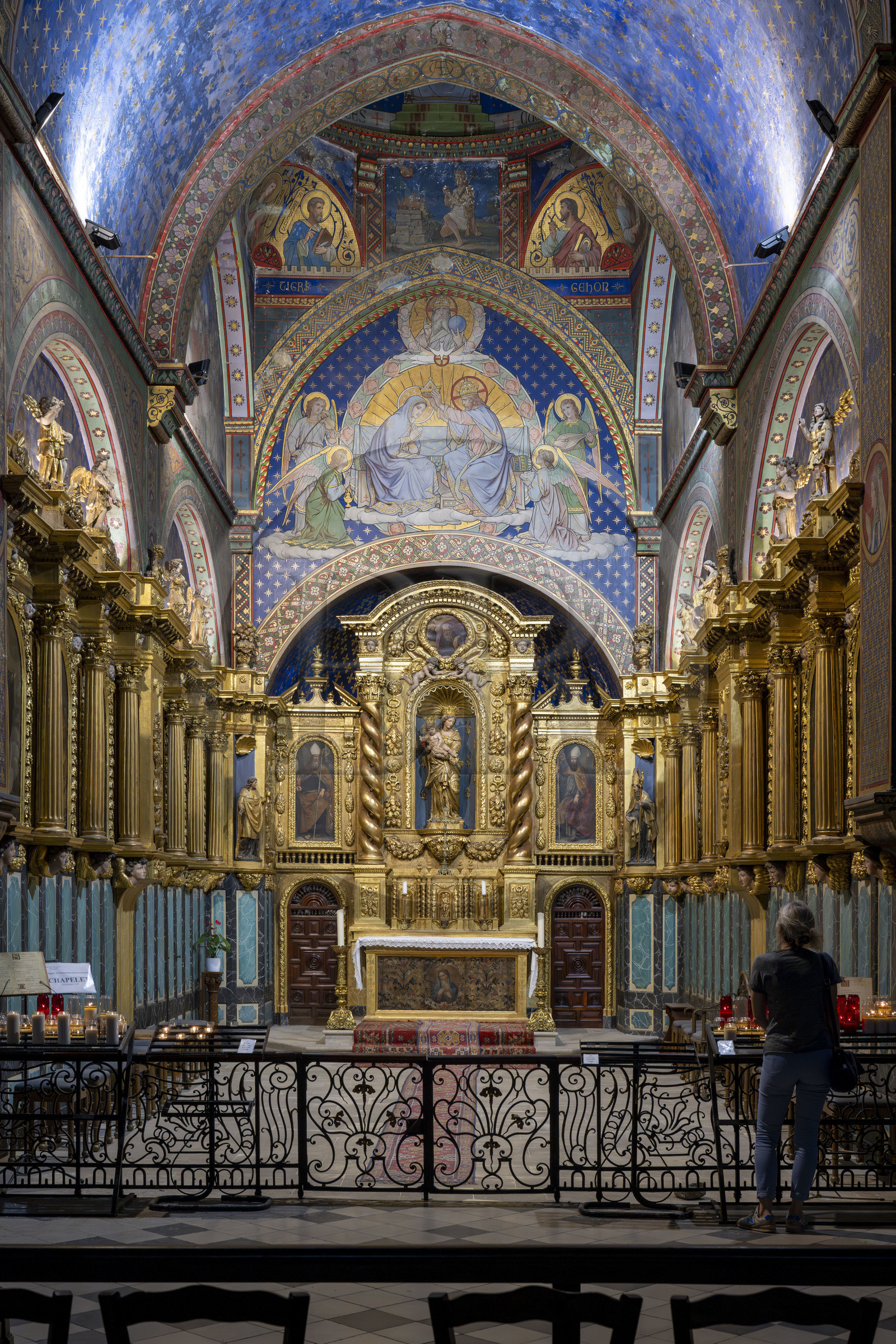 France, Bouches-du-Rhône (13), Tarascon, La Montagnette, abbaye Saint-Michel de Frigolet (XIIe siècle), la basilique de l'Immaculée-Conception de style néogothique consacrée en 1866, enchassée dans cette nouvelle structure, la chapelle Notre-Dame du Bon-Remède du XIIe siècle où la Vierge-Marie est priée par les fidèles depuis 900 ans