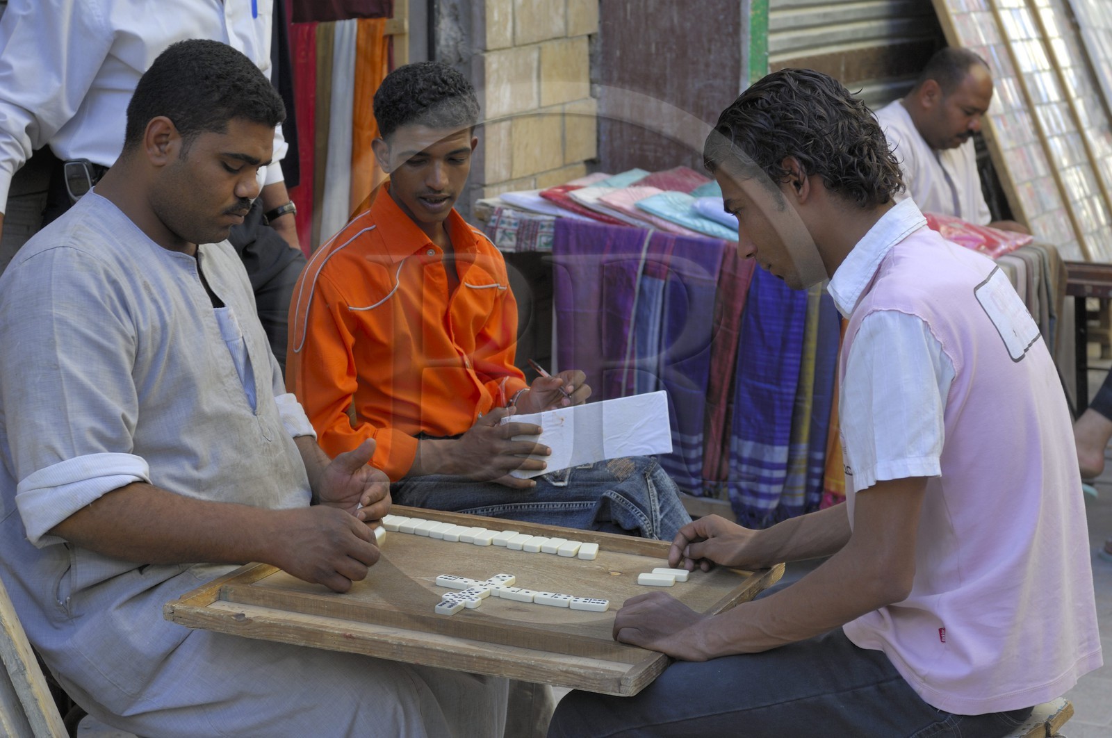 Egypte, Haute Egypte, Nubie, vallée du Nil, Assouan, le souk, joueurs de dominos