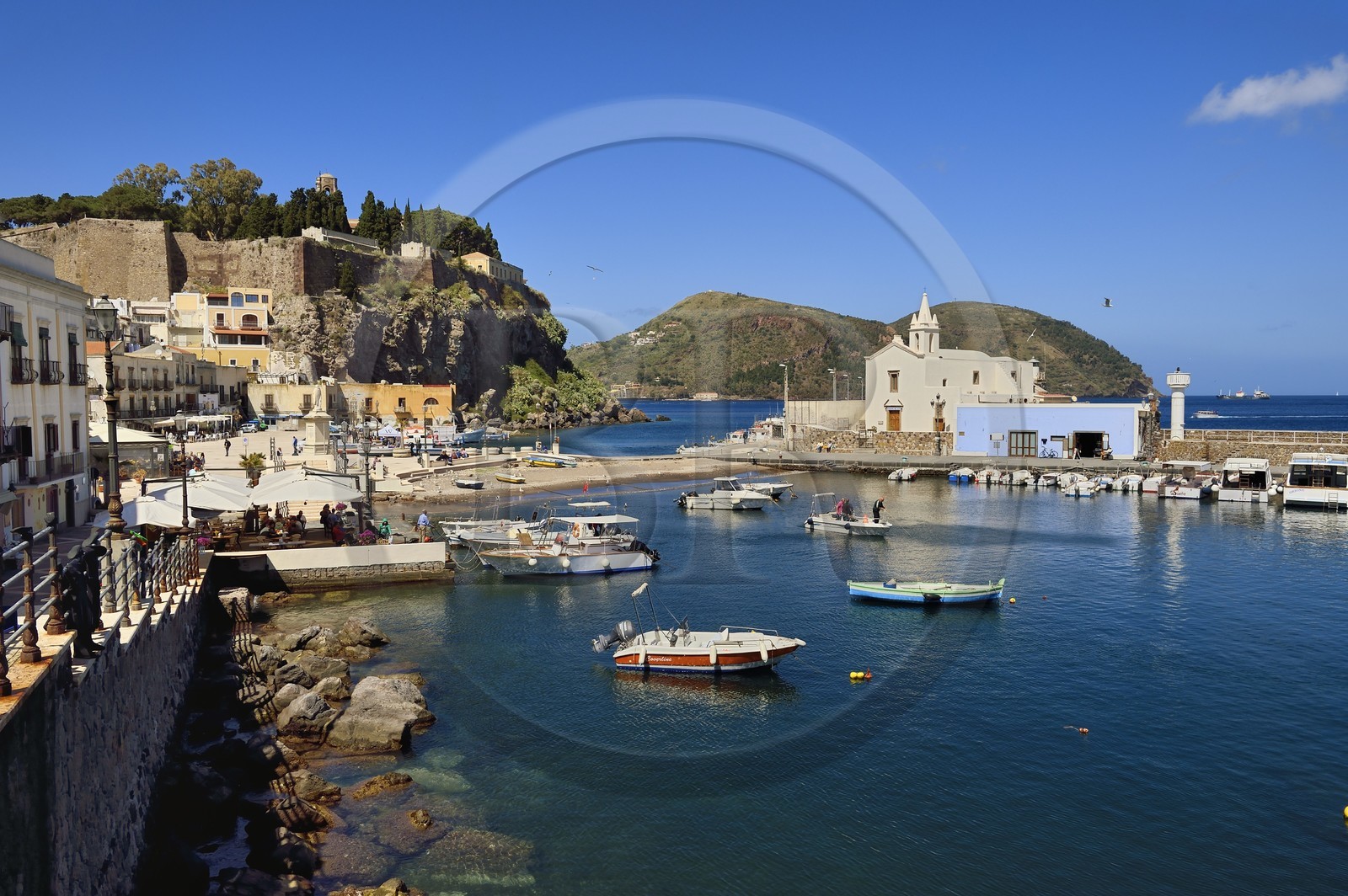 Italie, Sicile, iles Eoliennes, classées Patrimoine Mondial de l'UNESCO, Ile de Lipari, Lipari, le port de pêche de Marina Corta au pied de la citadelle et l'église Anime del Purgatorio à droite sur la jetée