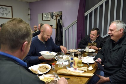 France, Seine-Maritime (76), Forges-les-eaux, marché couvert aux bestiaux, Café Le Relax chez Sylvie où les négociants se retrouvent après le marché pour le petit déjeuner