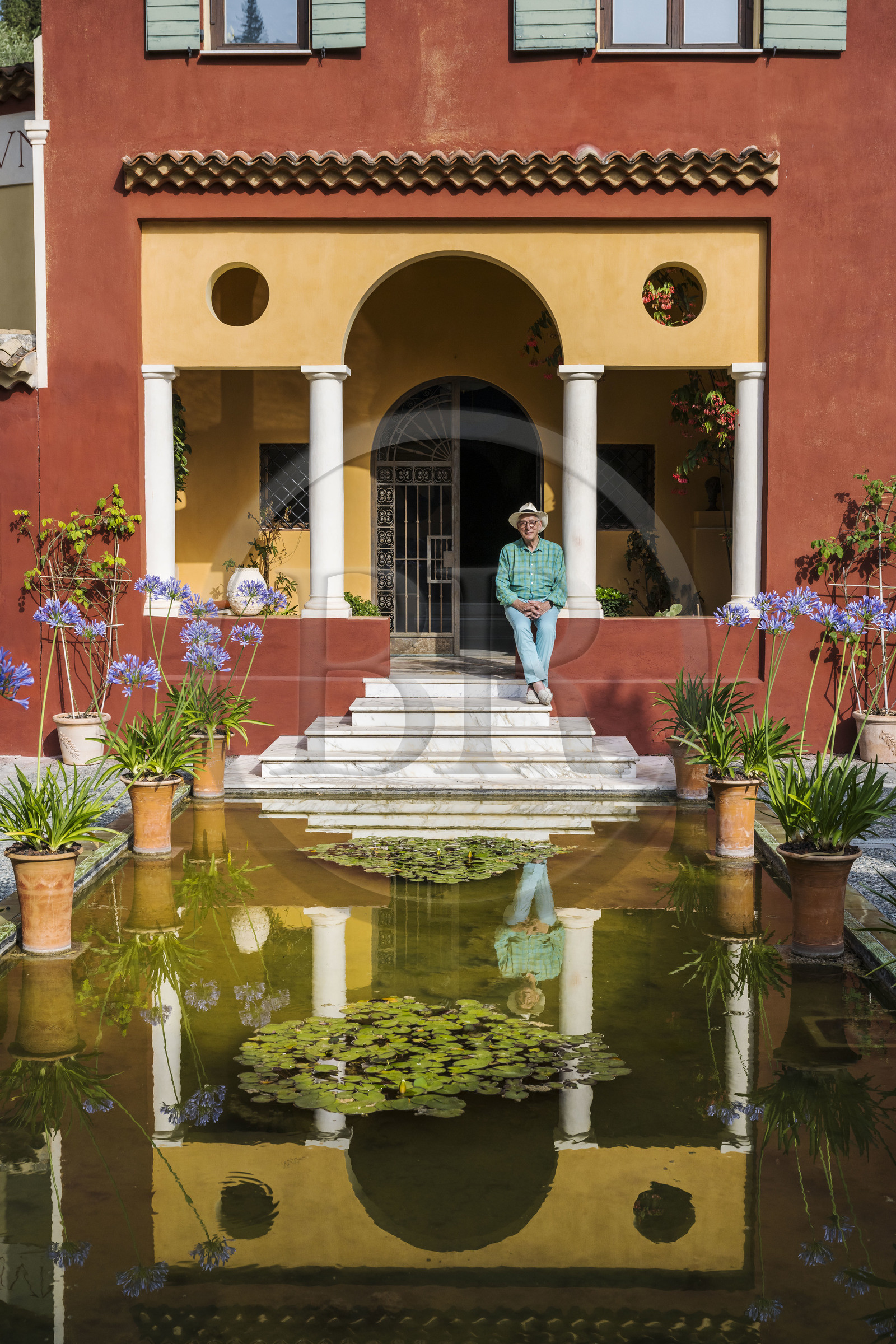France, Alpes-Maritimes (06), Menton, Domaine des Colombieres, l'actuel propriétaire Michael Likierman dans la villa des Colombières  entièrement conçue comme une œuvre d'art par Ferdinand Bac
