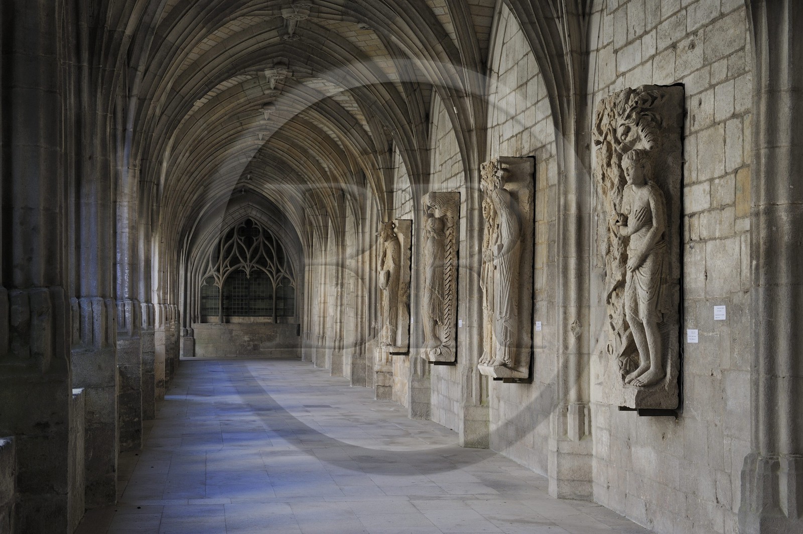 France, Meuse (55), Verdun, Ville Haute, cathédrale Notre-Dame du Xe siècle, le cloitre