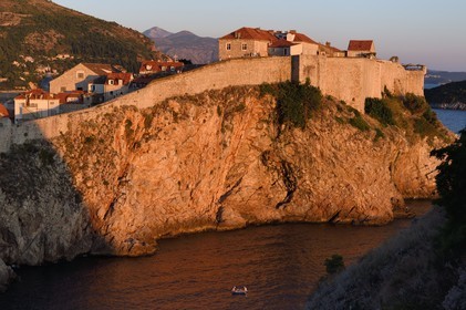 Croatie, Dalmatie, cote dalmate, Dubrovnik, centre historique classé Patrimoine Mondial de l'UNESCO, les remparts coté mer et le décor de King's Landing dans Games of Thrones