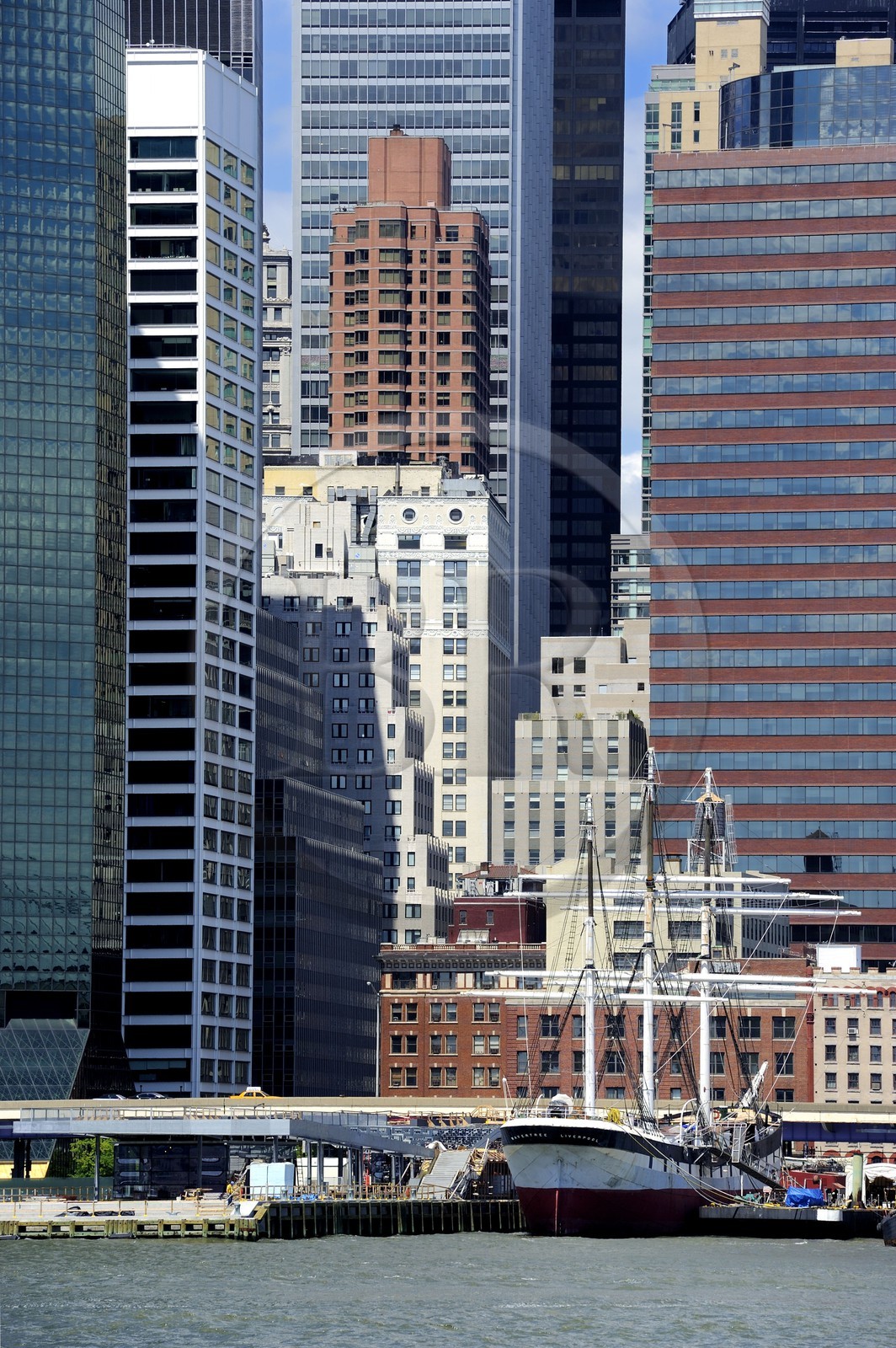 Etats-Unis, New York, Downtown Manhattan, l'East River devant South Street Seaport vue de la Promenade à  Brooklyn