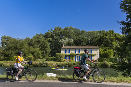 France, Deux-Sèvres (79), le Marais Poitevin, la Venise Verte, Coulon, maison du marais typique au bord de la Sèvre Niortaise et de la voie cyclable de la Vélo Francette
