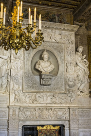 France, Seine-et-Marne (77), Fontainebleau, chateau de Fontainebleau, classé Patrimoine Mondial par l'UNESCO, la salle des Gardes, cheminée monumentale en marbre ornée d'un buste d'Henri IV réalisé en 1600, attribué à Mathieu Jacquet