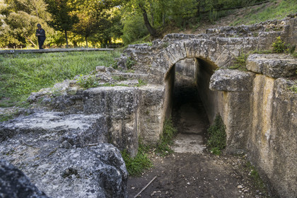 France, Gard (30), Uzès, vestiges de l'aqueduc de plus de 52 km de longueur qui amenait l'eau de la Fontaine d'Eure au pied d'Uzès jusqu'à Nimes, bassin de régulation de l'aqueduc romain dans la vallée de l'Eure