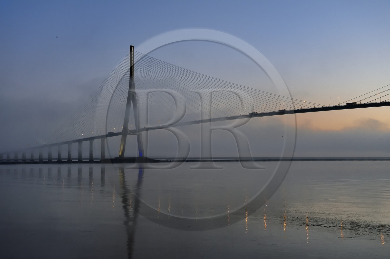 France, entre Calvados (14) et Seine-Maritime (76), le Pont de Normandie dans les brumes de l'aube, il enjambe la Seine pour relier les villes de Honfleur et du Havre