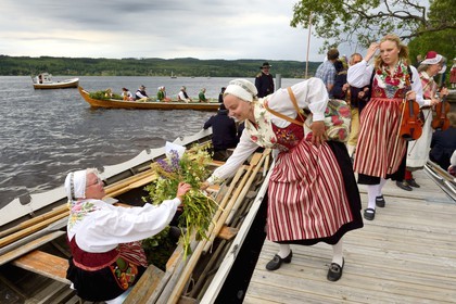 Suède, comté de Dalécarlie, Leksand, les très populaires célébrations du solstice d'été pour la Saint-Jean, transfert dans les anciennes Barques d’Eglises sur le lac Siljan