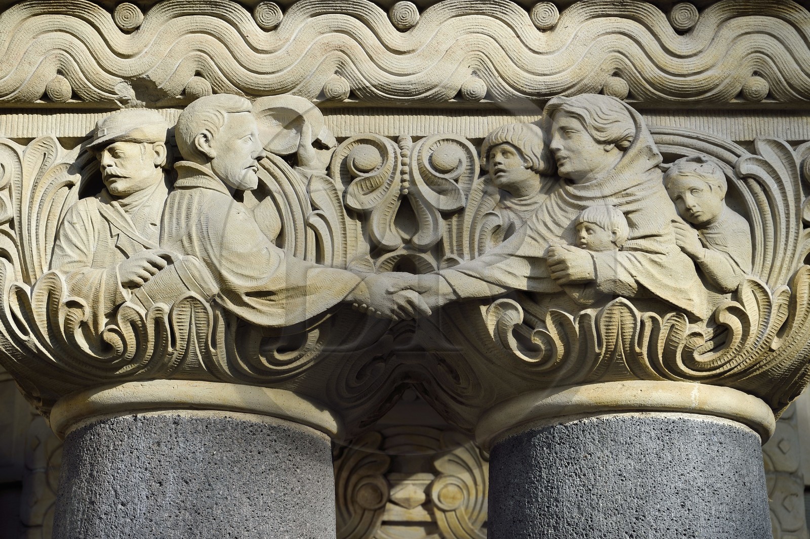 France, Moselle (57), Metz, quartier impérial, la gare de Metz, édifiée de 1905 à 1908 par l'architecte berlinois Jurgen Kruger est inscrite monument historique, fronton de colonne représentant la séparation du départ en voyage