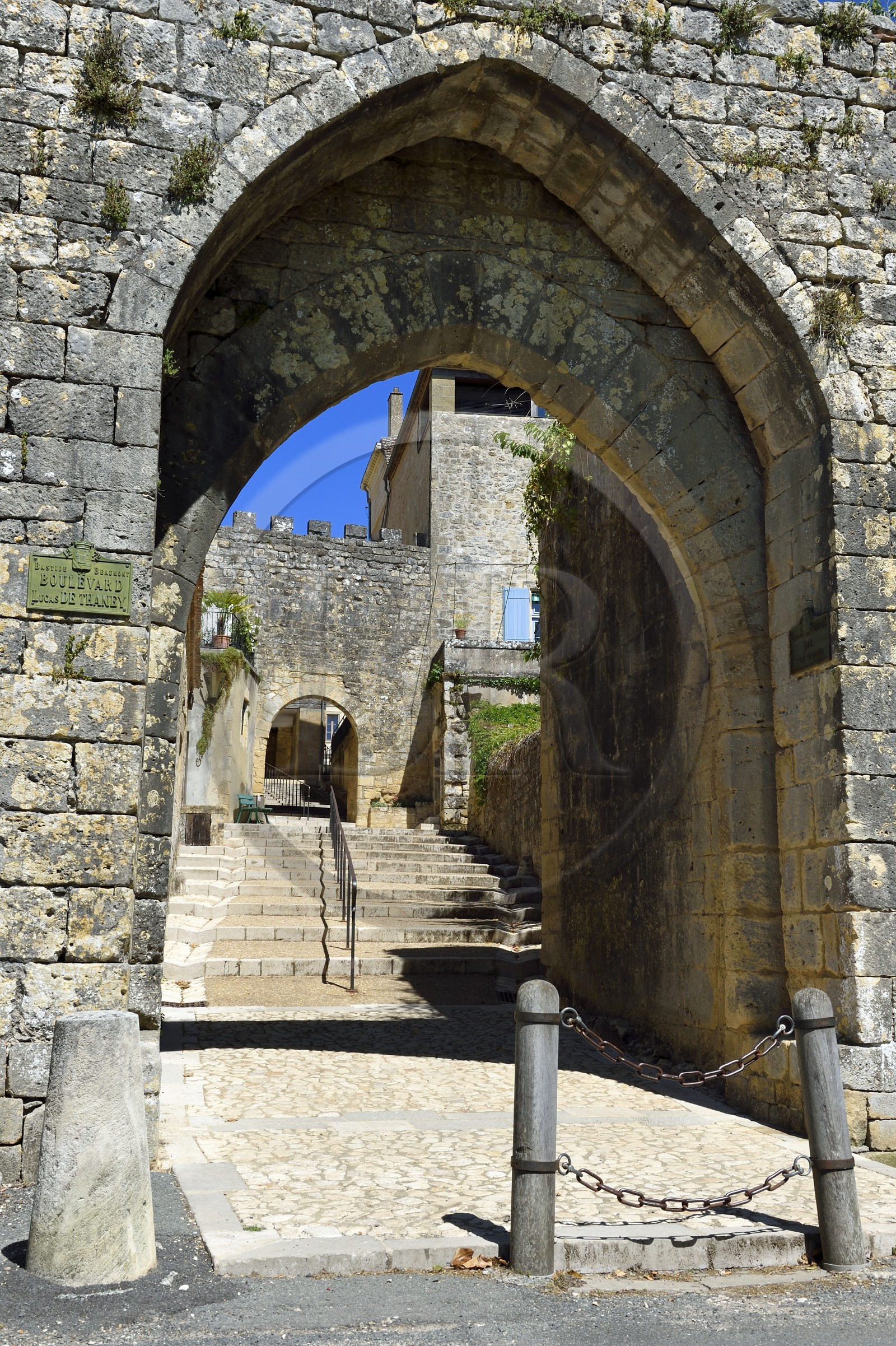 France, Dordogne (24), Périgord Pourpre, Beaumont-du-Périgord, la porte de Luzier (de Lusies) donne accès au coeur du village fortifié