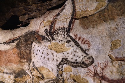 France, Dordogne (24), Périgord Noir, vallée de la Vezère, Montignac-sur-Vézère, Grotte de Lascaux II, reconstitution du site préhistorique et grotte ornée classés Patrimoine Mondial de l'UNESCO, Cheval et Aurochs