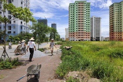 Vietnam, Hanoï, quartier de Cau Giay, le Keangnam Hanoi Landmark Tower est le plus haut gratte-ciel du pays avec 336m (au fond) et nouveaux quartiers