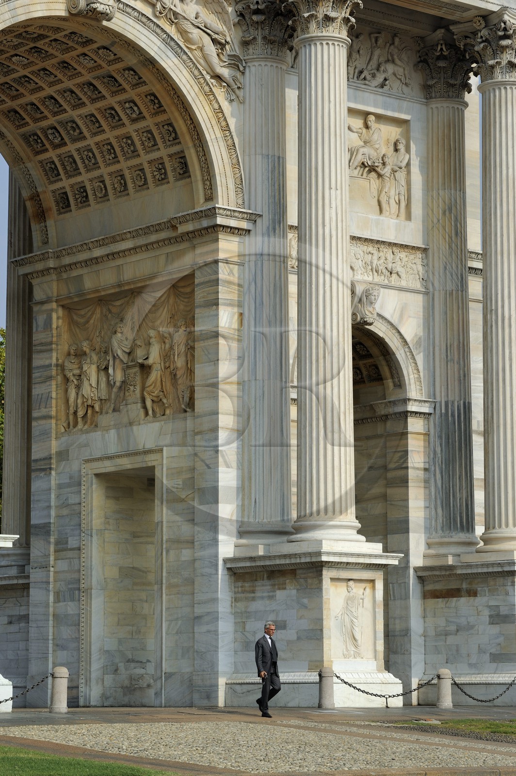 Italie, Lombardie, Milan, Porte de Simplon (Porta Sempione), marquée par un arc de triomphe historique appelé Arc de la Paix (Arco della Pace), construit par l'architecte Luigi Cagnola en 1807 pendant la domination napoléonienne