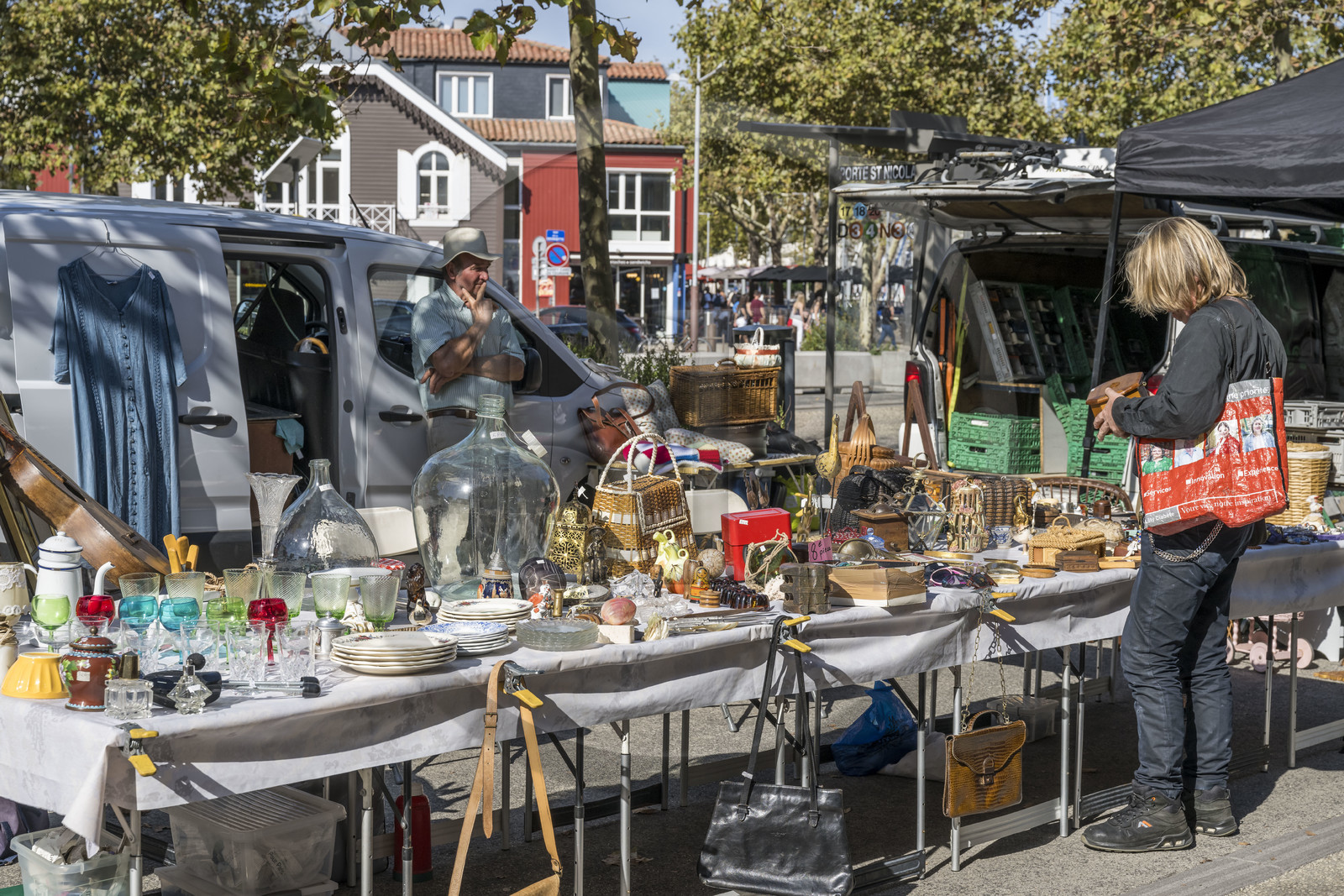 France, Charente-Maritime (17), La Rochelle, petit marché brocante de la place du Commandant de la Motte Rouge