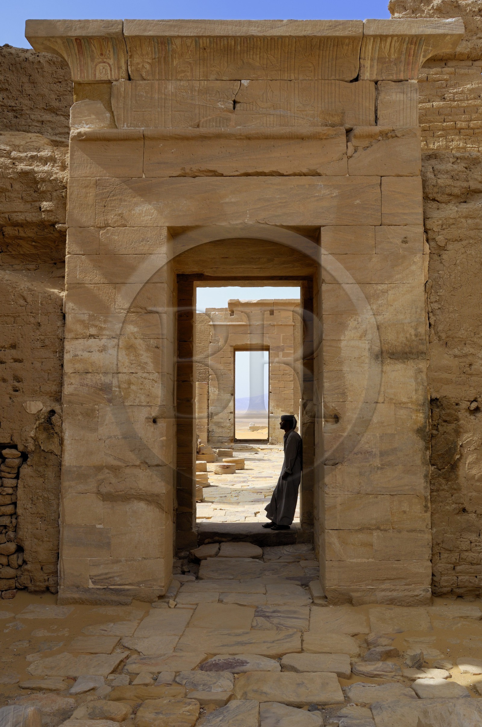 Egypte, désert libyque, El-Dush au sud de l'oasis de Kharga, le temple de l'époque Ptolémaique dédié à Isis et Osiris dans le fort romain
