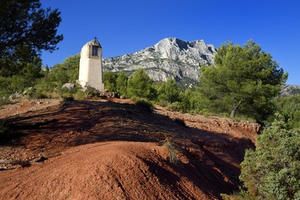 France, Bouches-du-Rhône (13), Pays d'Aix en Provence, vers le Tholonet, oratoire devant la Montagne Sainte Victoire, route Cézanne