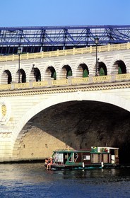 France, Paris (75), les rives de la Seine, classées Patrimoine Mondial de l'UNESCO, tourisme fluvial sous le pont de Bercy