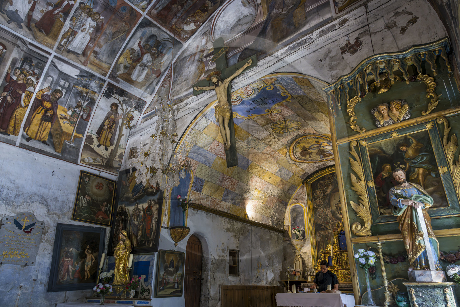France, Hautes Alpes (05), Nevache, village de Plampinet, interieur de l'église Saint Sebastien, fresques murales du XVIe siecle, des scouts d'Europe, clan Saint Vincent de Paul, célèbrent une messe